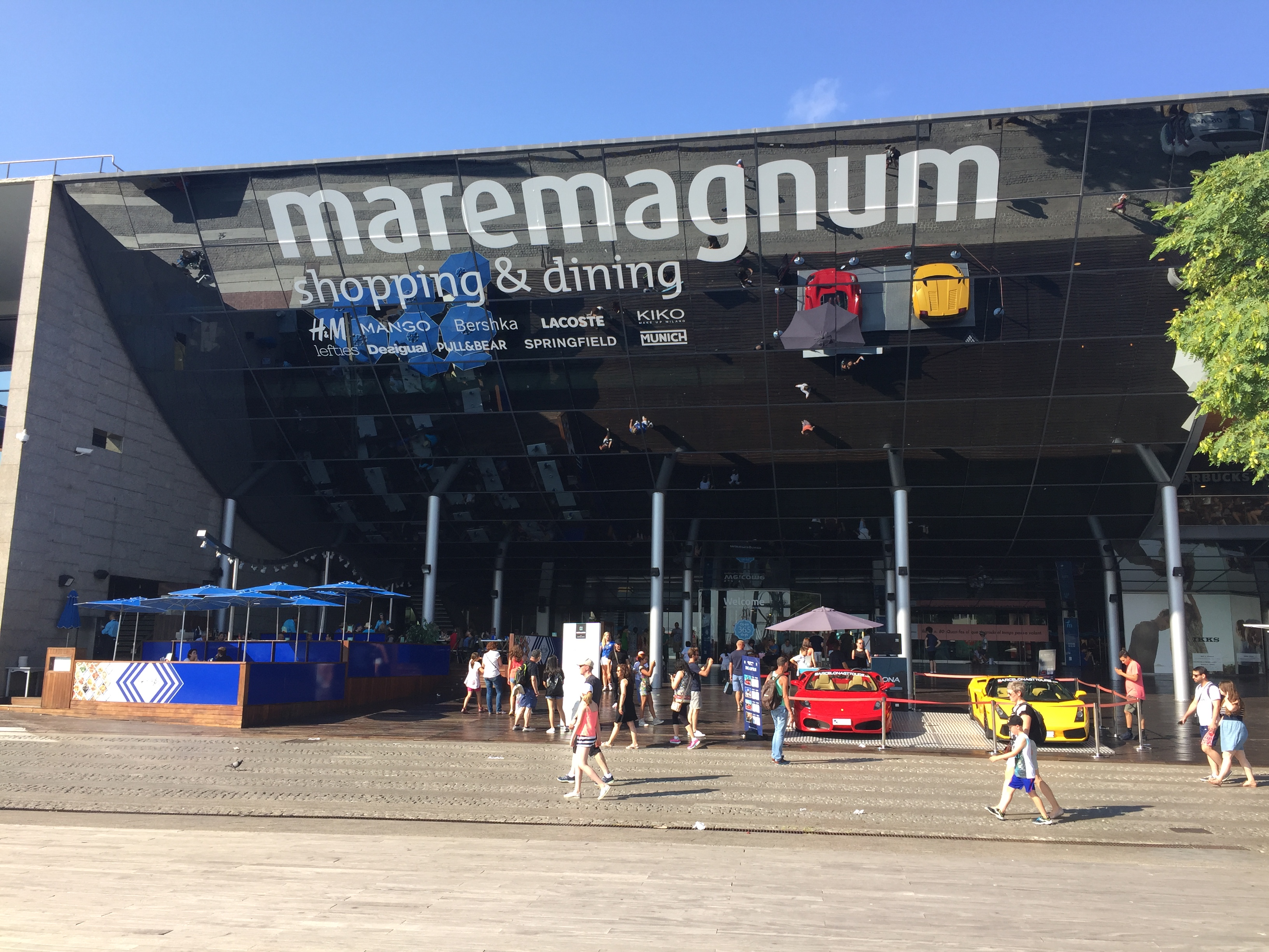 Maremagnum is a distinctive 2-story indoor high-end shopping mall on the wharf at Port Vell.