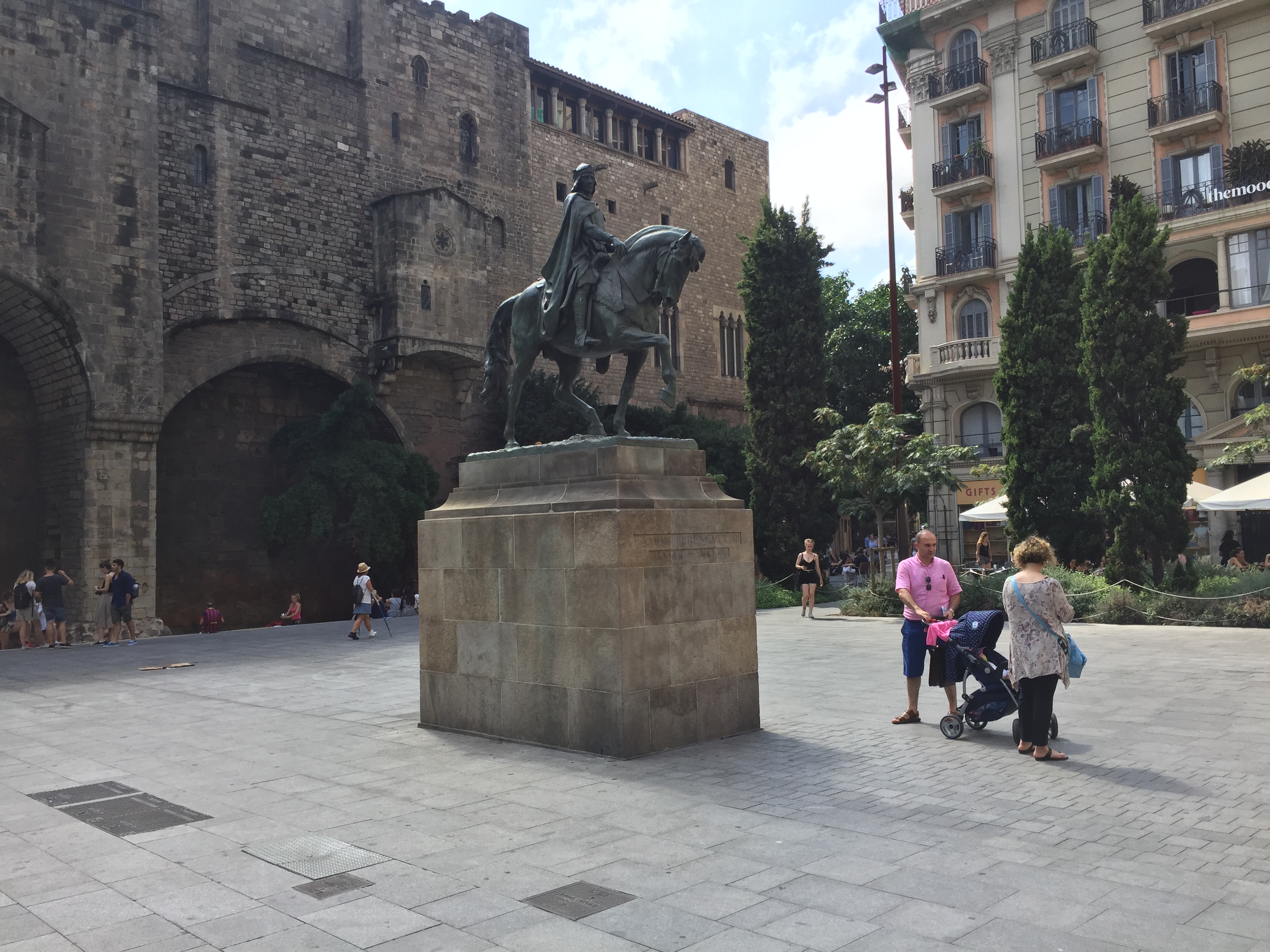 The plaza to the rear of Barcelona Cathedral.