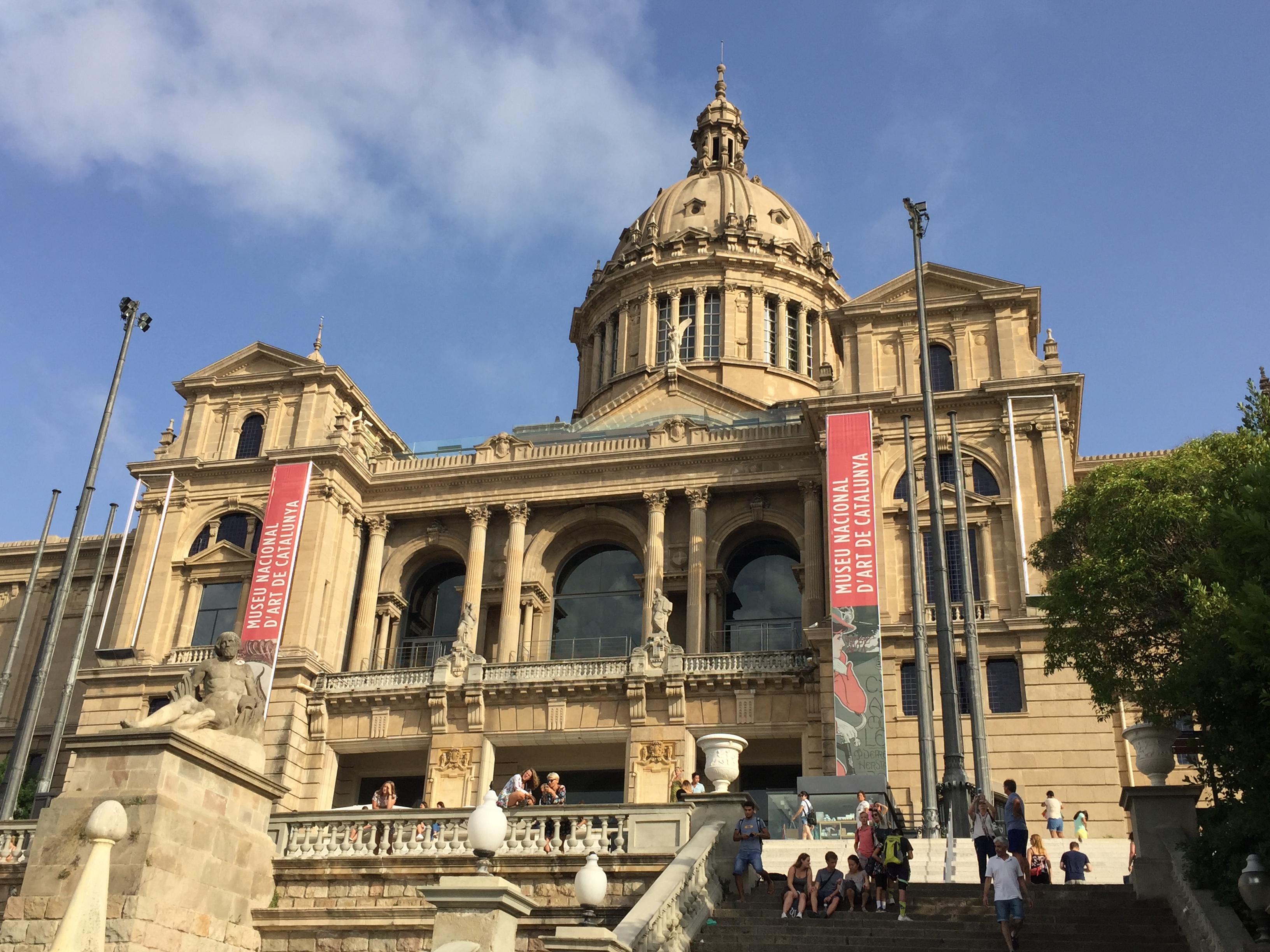 Palau Nacional, which houses El Museo Nacional d'Art de Cataluna.