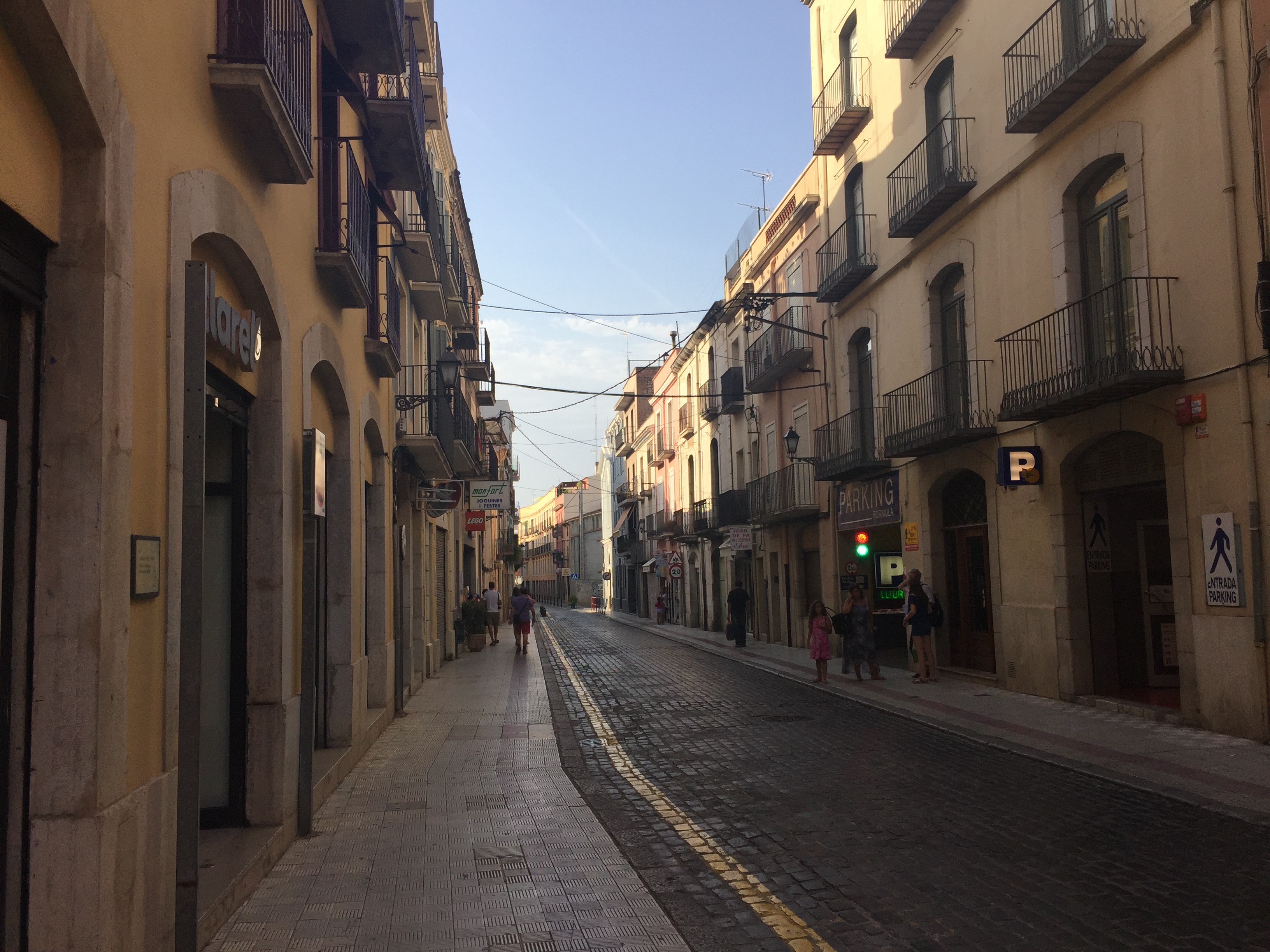 In some respects Figures was like a "tale of two cities."  The outskirts of town looked old and semi-squalid, like the stereotypical street in Havana, but the center of town looked conspicuously upscale and clean.